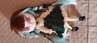 Muñeca Blythe con vestido verde y blanco