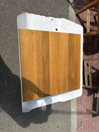 Mesa blanca y madera