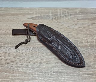 Cuchillo de colección con funda de cuero