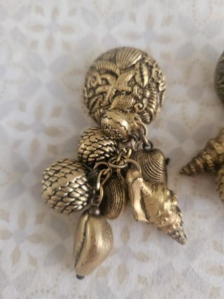 Pendientes dorados con abalorios marinos