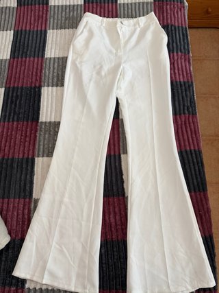 Traje blanco con cinturón