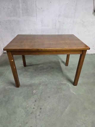 Mesa de madera marrón
