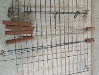 Barbacoa metálica con pinchos y bolsa