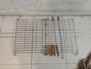 Barbacoa metálica con pinchos y bolsa