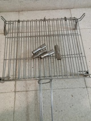 Barbacoa metálica con pinchos y bolsa
