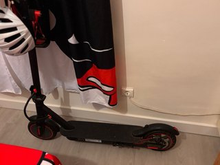 Patinete eléctrico con casco