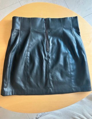 Falda negra efecto cuero de Zara