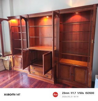 Mueble de salón de madera y cristal