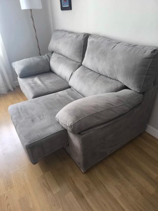 Divano grigio con sedute estraibili