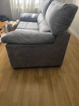 Divano grigio con sedute estraibili