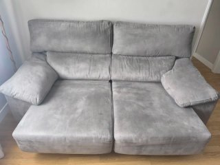 Divano grigio con sedute estraibili
