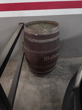 Barril de madera rústico con soporte