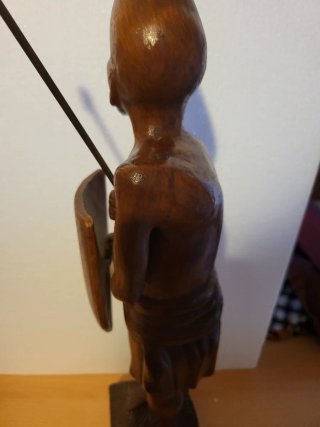 Figura guerrero madera lanza escudo