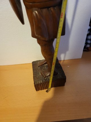 Figura guerrero madera lanza escudo