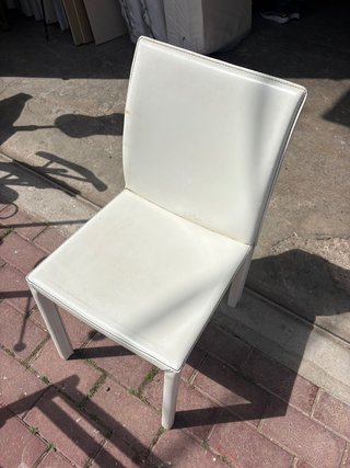 Silla blanca de polipiel