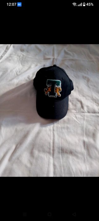 Cappello nero con logo T e tigri