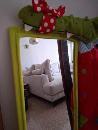 Espejo infantil irrompible cocodrilo de Ikea.