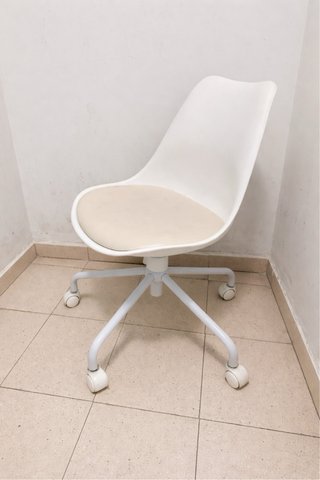 Silla de escritorio giratoria blanca