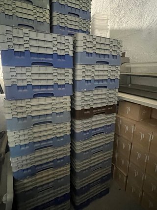 Cajas apilables azules y grises