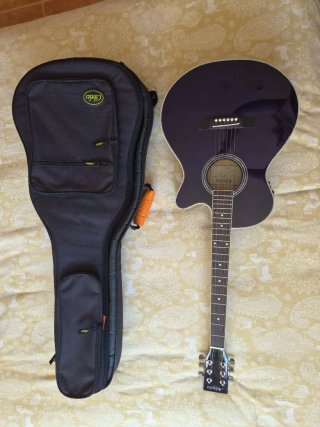 Guitarra Acústica con funda. Admira  Indiana