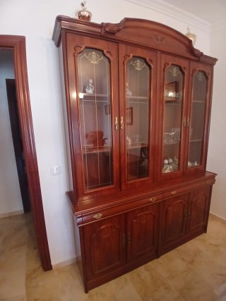Vitrina clásica de madera y cristal