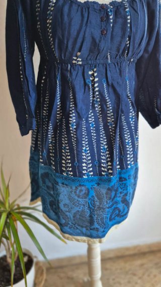 Blusa azul con estampado blanco