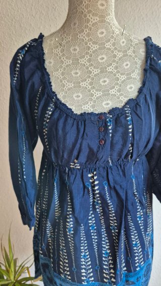 Blusa azul con estampado blanco
