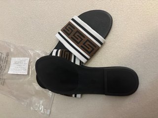 Sandalias planas negras y marrones (Nuevas)