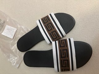 Sandalias planas negras y marrones (Nuevas)