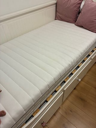 Cama Diván Ikea Blanca y Rosa
