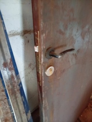 Puerta metálica industrial