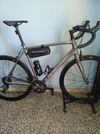 Bicicleta de carretera gris, marca l'Apierre.