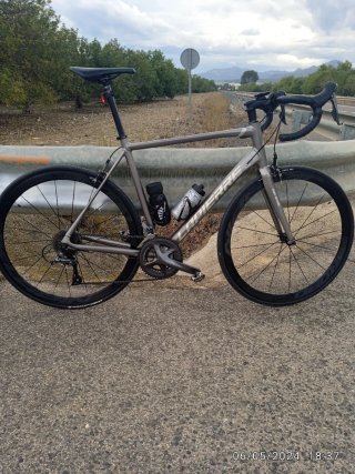 Bicicleta de carretera gris, marca l'Apierre.