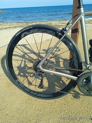 Bicicleta de carretera gris, marca l'Apierre.