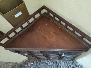 Mueble esquinero de castaño