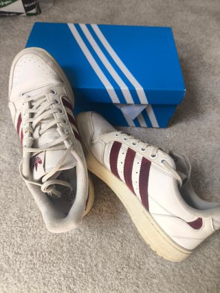 Zapatillas Adidas Blancas y Rojas