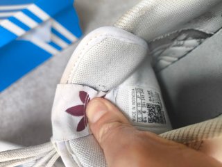 Zapatillas Adidas Blancas y Rojas