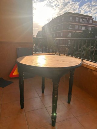 Mesa redonda de madera negra y marrón
