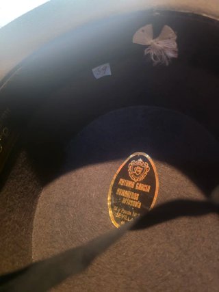 Sombrero ala ancha gris