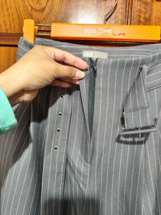 Pantalones grises de pinzas con cinturón