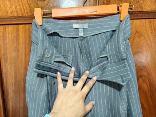 Pantalones grises de pinzas con cinturón
