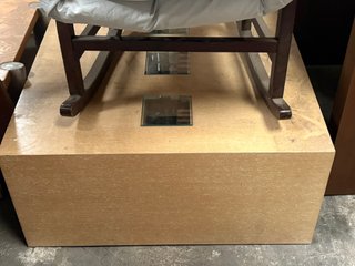 Mesa auxiliar de madera y cristal