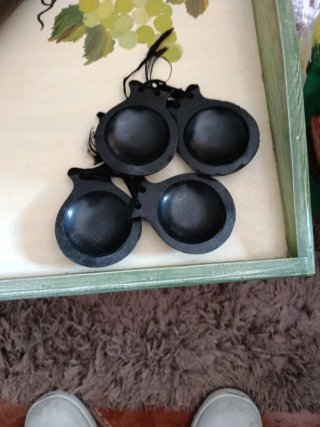 Castañuelas negras con cuerdas