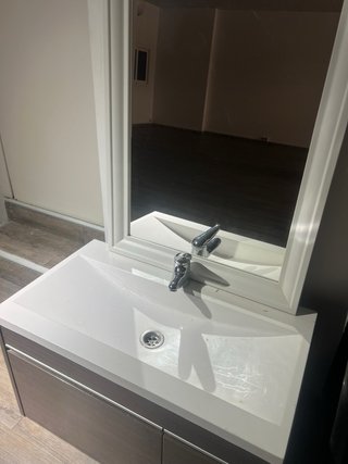 Mueble de baño con lavabo y espejo