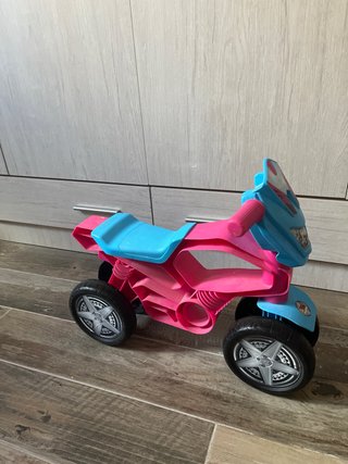Bicicleta sin pedales rosa y azul