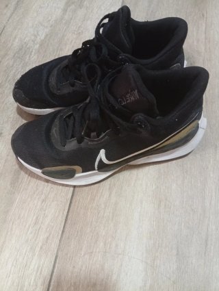 Zapatillas Nike Negras y Doradas