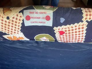 Cuna de viaje azul y estampado ositos marca Play.