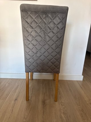 Silla de comedor tapizada en terciopelo.