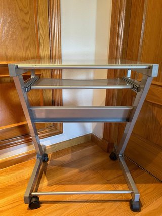 Mesa ordenador con ruedas cristal y metal