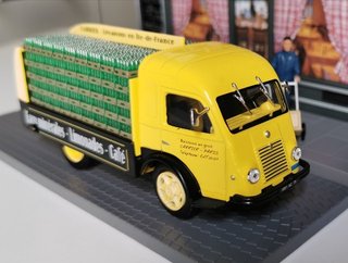 Maqueta París calle años 50 con figura y furgoneta